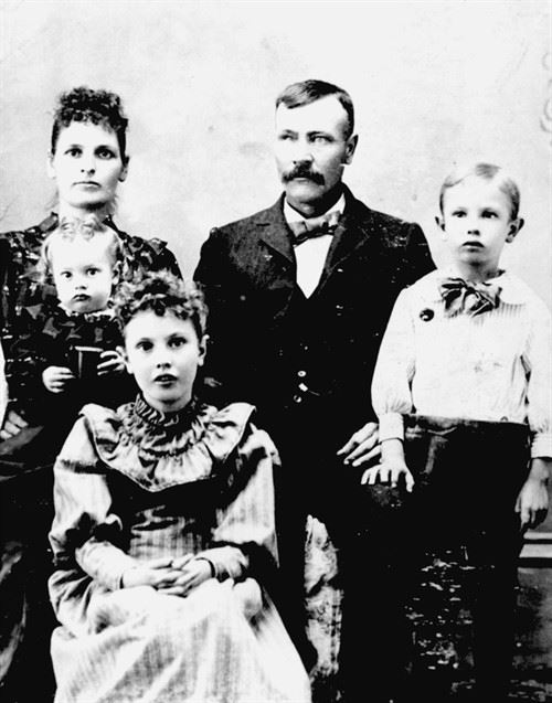 Willard Nelson Mosman and Alice (Holt) Mosman with children